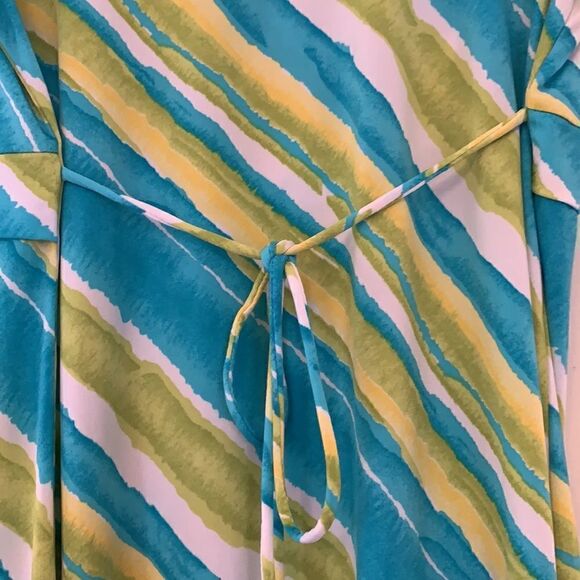 3/$30 M.K.M Designs short split sleeve blue and yellow blouse. Length 29” Size M - Picture 5 of 8